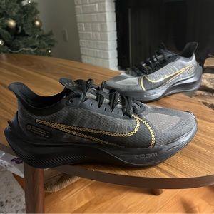 Size 8.5 Nike Women’s Zoom Gravity Black Athletic Metallic Gold Shoes CT1159-001